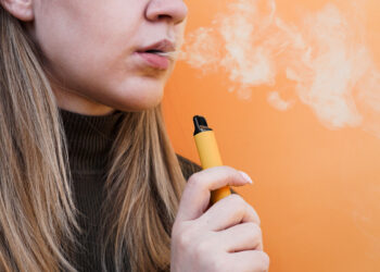 femme vapotant puff rechargeable